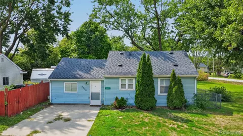 2070 Harwine St, Flint, MI 48532