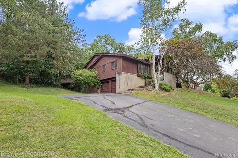 3030 Bloomfield Park Dr, West Bloomfield, MI 48323