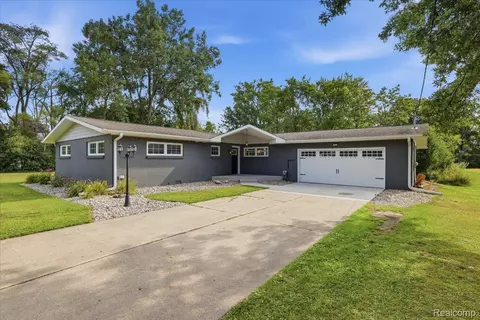 1360 Hemmeter Rd, Saginaw, MI 48638