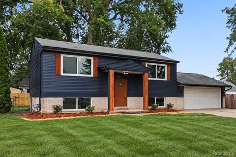 39721 Camp St, Harrison, MI 48045
