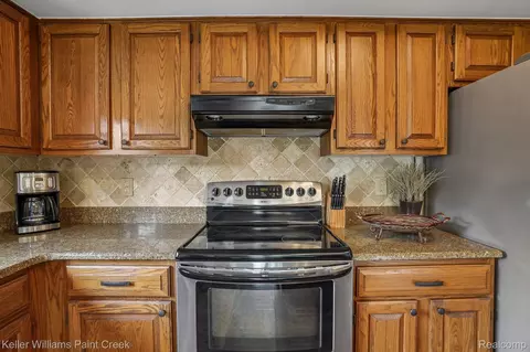 Kitchen - 15792 Constitution Dr, Macomb, MI 48044 photo 5 of 7