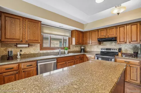 Kitchen - 15792 Constitution Dr, Macomb, MI 48044 photo 3 of 7