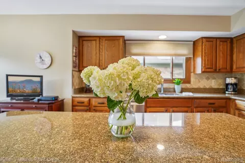 Kitchen - 15792 Constitution Dr, Macomb, MI 48044 photo 6 of 7