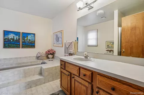 Bath - 15792 Constitution Dr, Macomb, MI 48044 photo 4 of 6