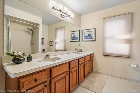 Bath - 15792 Constitution Dr, Macomb, MI 48044 photo 5 of 6