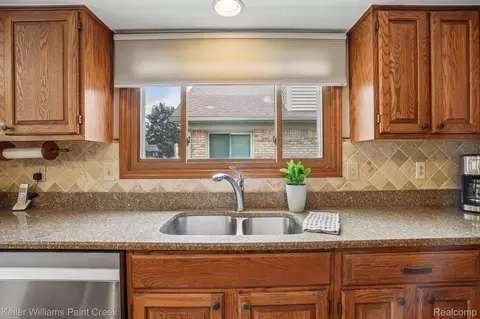 Kitchen - 15792 Constitution Dr, Macomb, MI 48044 photo 4 of 7