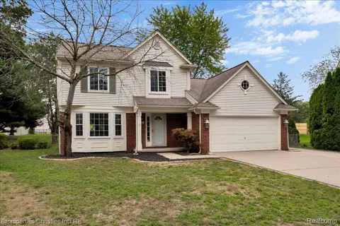 6595 Ashley Ct, Waterford, MI 48327