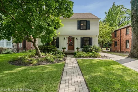 127 Elm Park Ave, Pleasant Ridge, MI 48069