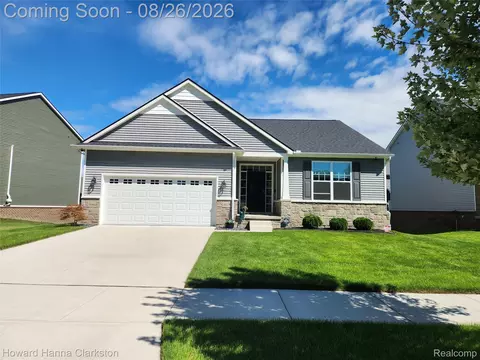 8676 Sawgrass Ln, White Lake, MI 48386