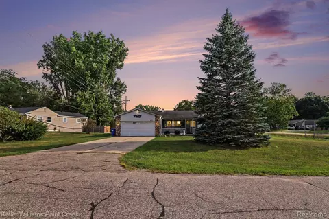 4959 Irwindale Dr, Waterford, MI 48328