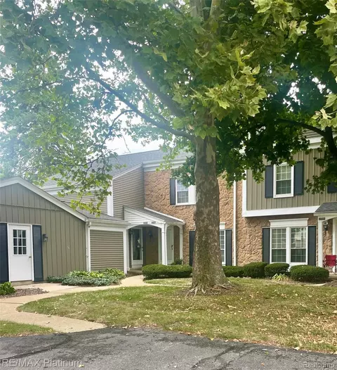 2612 E Williamsburg Cir N, Auburn Hills, MI 48326