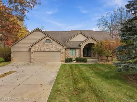 8710 Scenic Bluff Ln, White Lake, MI 48386