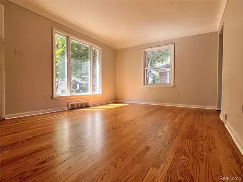 Living - 231 Walper Ave, Clawson, MI 48017 photo 2 of 12