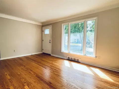 Living - 231 Walper Ave, Clawson, MI 48017 photo 3 of 12