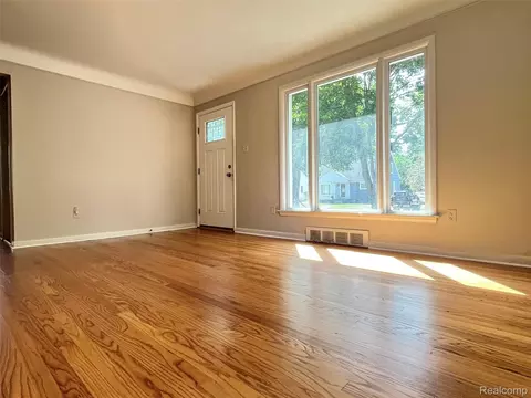 Living - 231 Walper Ave, Clawson, MI 48017 photo 4 of 12