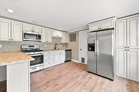 2428 Circle Dr, West Bloomfield, MI 48324