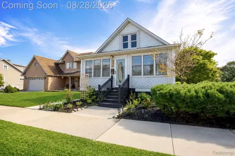 541 Clinton St, Wyandotte, MI 48192