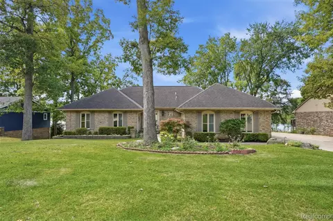 152 Overlake, Lake Orion, MI 48362