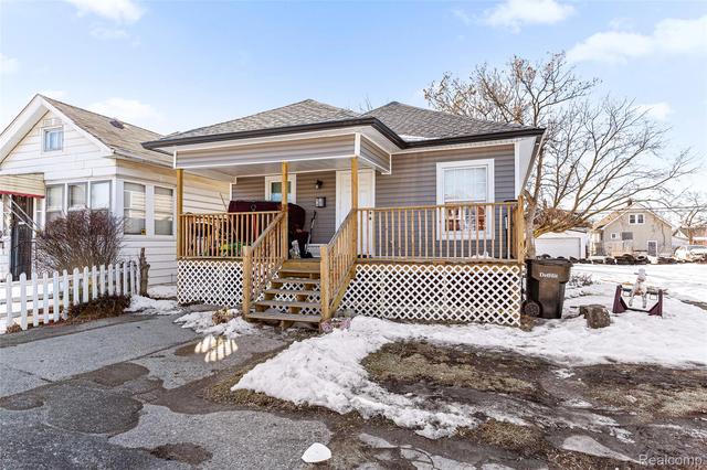 9365 Quincy St E, Detroit, MI 48204