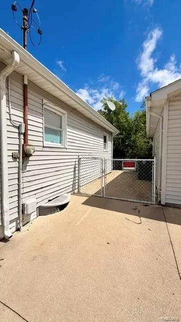 Exterior - 1329 Neubert Ave, Flint, MI 48507 photo 5 of 6
