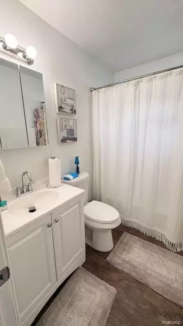 Bath - 1329 Neubert Ave, Flint, MI 48507 photo 1 of 1