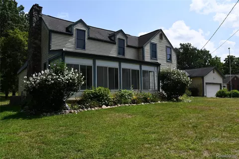 9039 Peer Rd, Green Oak, MI 48178