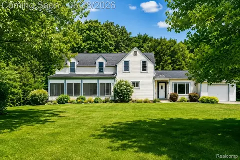 9039 Peer Rd, Green Oak, MI 48178