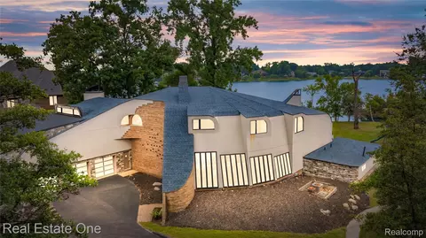 1440 Lochridge Rd, Bloomfield Hills, MI 48302