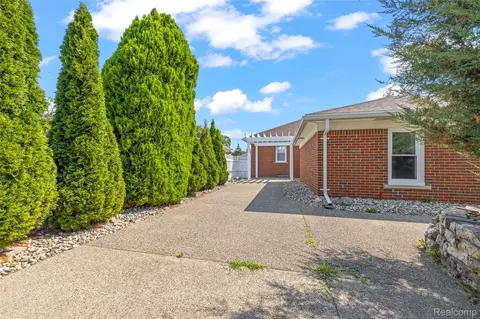 Exterior - 22405 Piper Ave, Eastpointe, MI 48021 photo 4 of 7