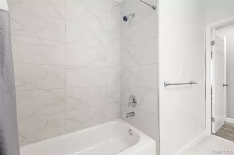 Bath - 22405 Piper Ave, Eastpointe, MI 48021 photo 2 of 3