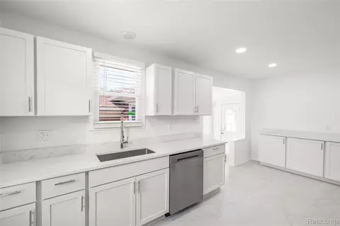 Kitchen - 22405 Piper Ave, Eastpointe, MI 48021 photo 3 of 3