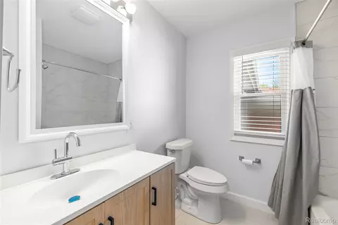 Bath - 22405 Piper Ave, Eastpointe, MI 48021 photo 1 of 3