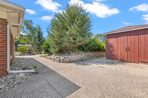 Exterior - 22405 Piper Ave, Eastpointe, MI 48021 photo 5 of 7
