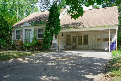 2476 Voorheis Rd, Waterford, MI 48328