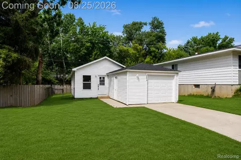 2840 Oldsmobile Ave, Waterford, MI 48328