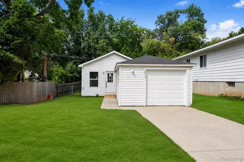 2840 Oldsmobile Ave, Waterford, MI 48328