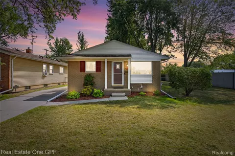 22316 Carolina St, Saint Clair Shores, MI 48080