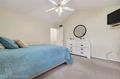 Bedroom - 8150 Boulder Dr, Davison, MI 48423 photo 2 of 7