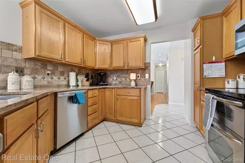 Kitchen - 8150 Boulder Dr, Davison, MI 48423 photo 2 of 4