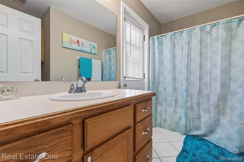 Bath - 8150 Boulder Dr, Davison, MI 48423 photo 2 of 6