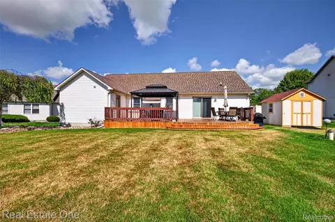 Exterior - 8150 Boulder Dr, Davison, MI 48423 photo 3 of 8