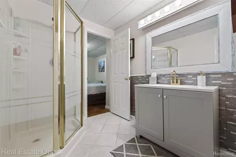 Bath - 8150 Boulder Dr, Davison, MI 48423 photo 5 of 6