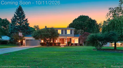 561 Fox River Dr, Bloomfield Hills, MI 48304