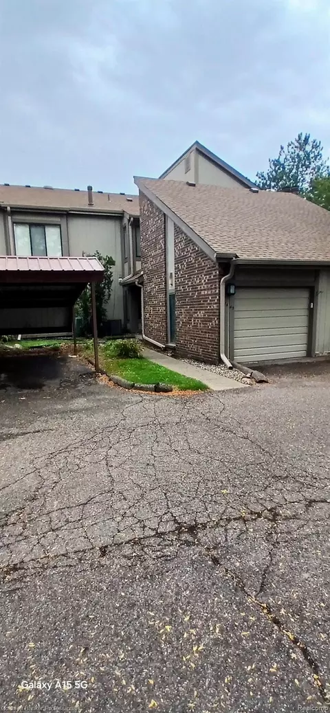 7445 Radcliff Ct, West Bloomfield, MI 48322