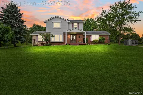 795 Vivian Ln, Oxford, MI 48371