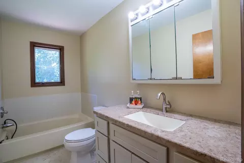 Bath - 12900 Maxwell Rd, Carleton, MI 48117 photo 4 of 4