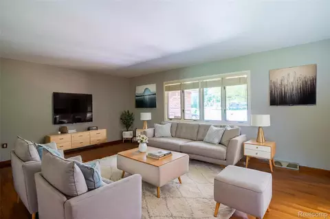 Living - 12900 Maxwell Rd, Carleton, MI 48117 photo 3 of 4