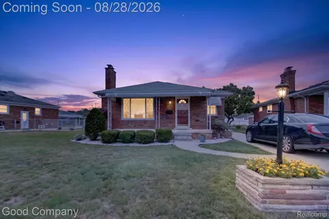 24910 Manhattan St, Saint Clair Shores, MI 48080