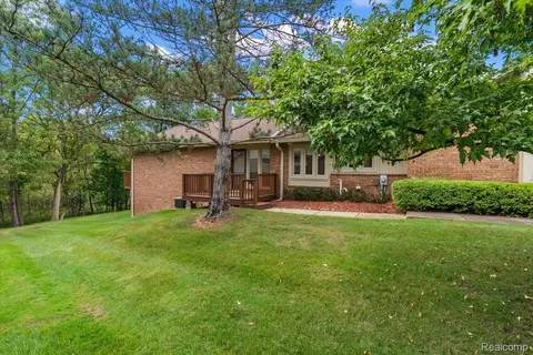 5515 Walnut Cir W #42, West Bloomfield, MI 48322