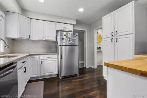 Kitchen - 18285 Outer Dr, Dearborn, MI 48128 photo 2 of 3